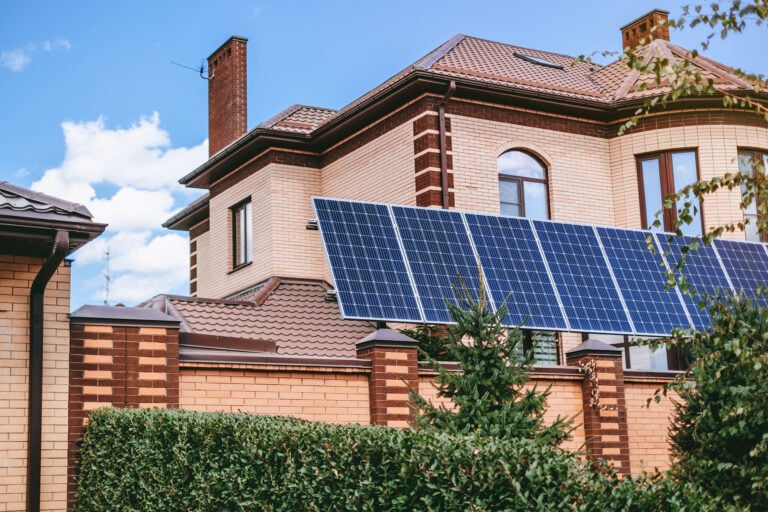 casa con placas solares