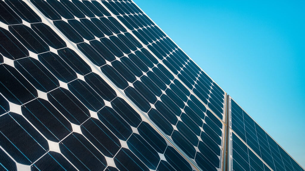 casa con placas solares