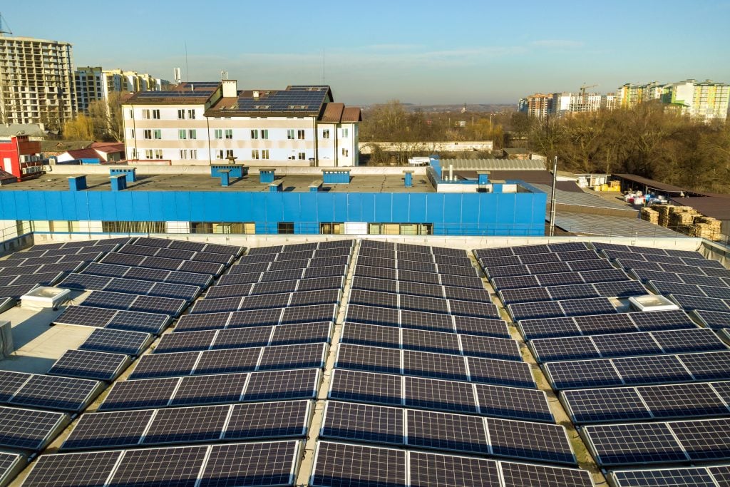 Cómo instalar placas solares en naves industriales