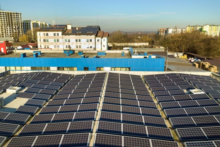 Cómo instalar placas solares en naves industriales