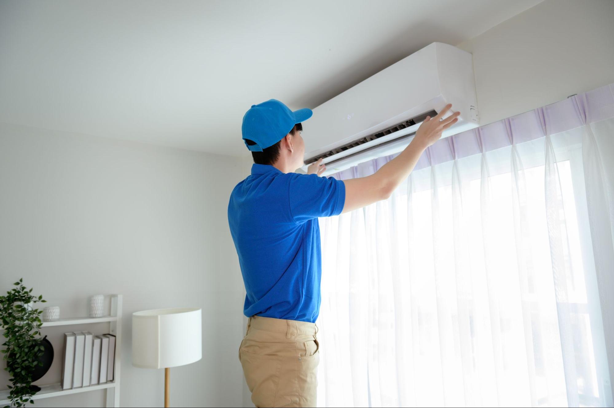 por que huele mal el aire acondicionado de casa