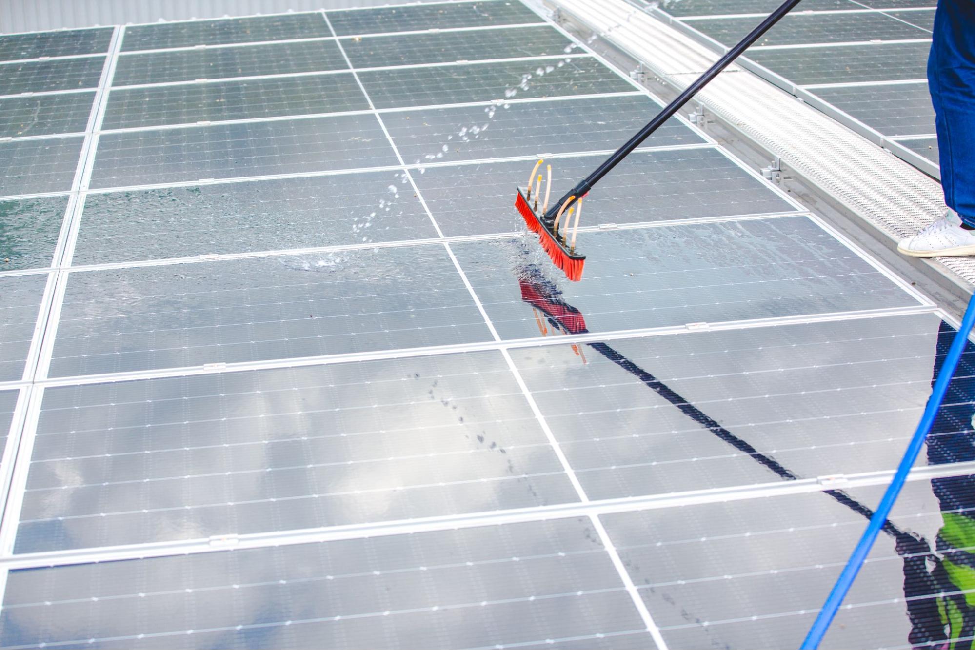 Como limpiar paneles solares en casa